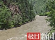 3对母女阿坝旅游时车辆坠河致2死5失联，媒体实探事发现场